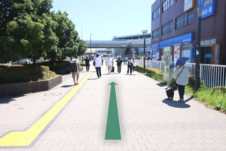 2，駅階段を下りて、そのまま直進してください。