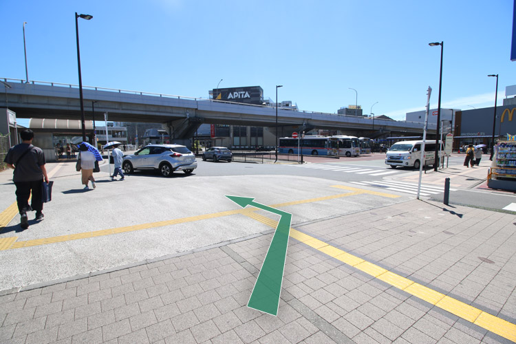 3，ロータリーの左側をそのまま進んでください。