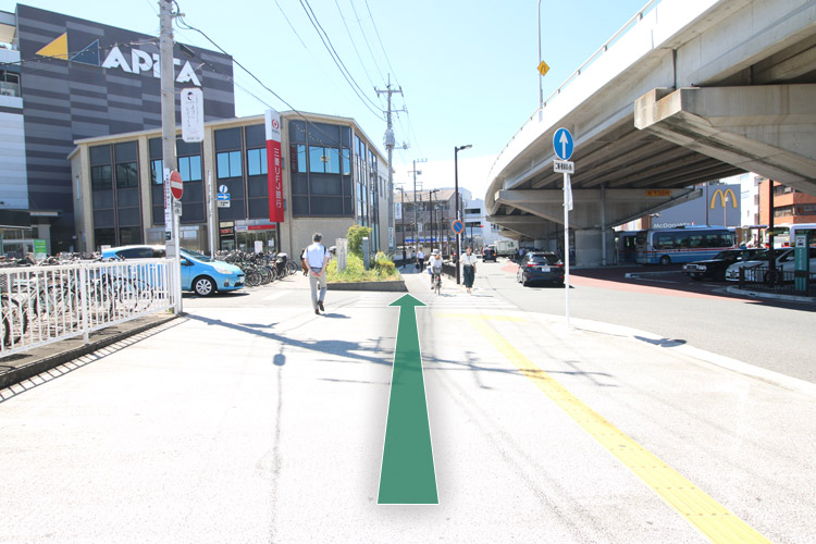 4，突き当りで右を向き、直進してください。