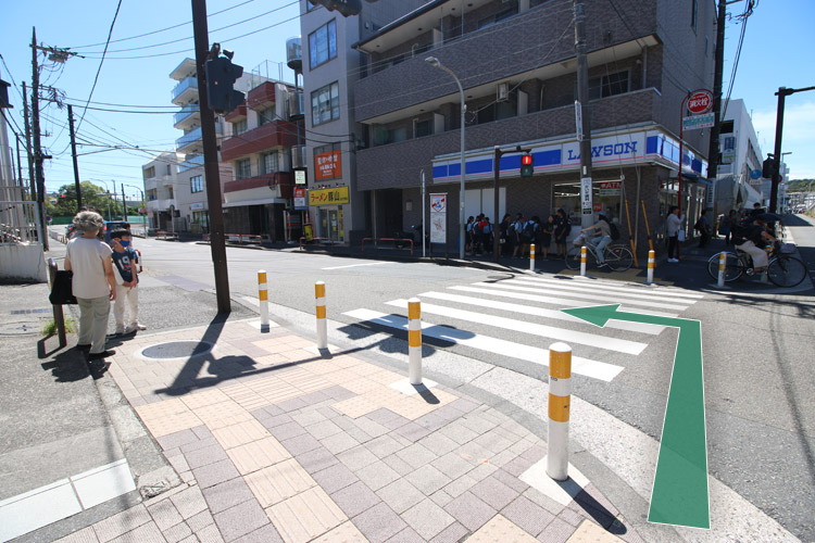 5，横断歩道を渡り左折してください。