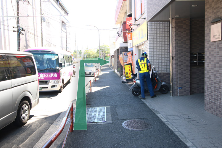 6，そのまま直進し、川の手前で右に曲がってください。