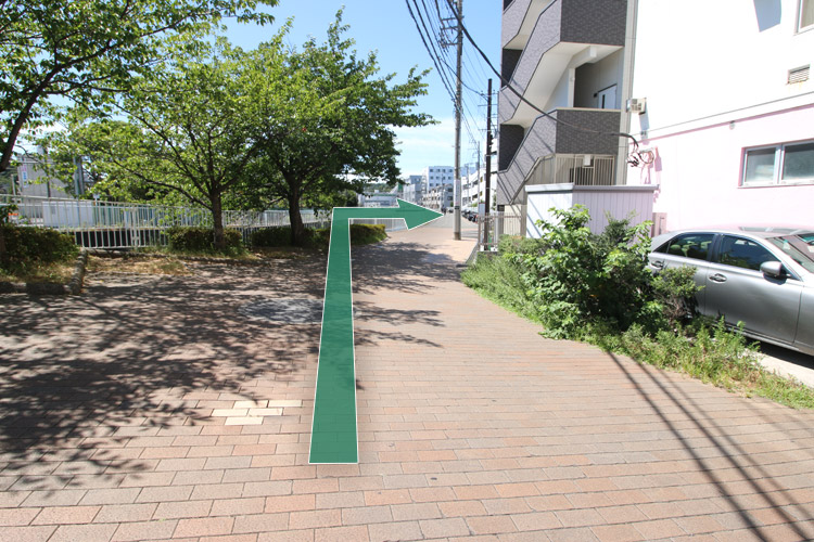 7，右折後、直進すると右手にクリニックがございます。